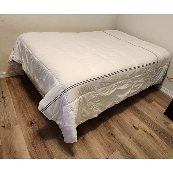 Queen/ Full Size Bedspread Color White/Black - Picture 3 of 3